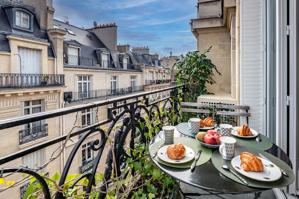 Prestigious Apartment Near the Trocadero