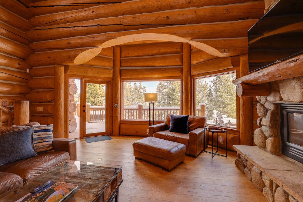 Fraser Chalet w/ Hot Tub & Mountain Views