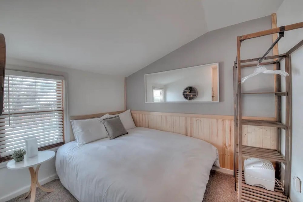 Modern Cottage 3 Blocks to Main 4 Minutes to Gondola Hot Tub Pets view 3