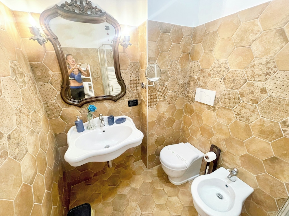 Charming Villa in Umbria - Sleeps 16 - Lake View - Pool, Jacuzzi and Events Room