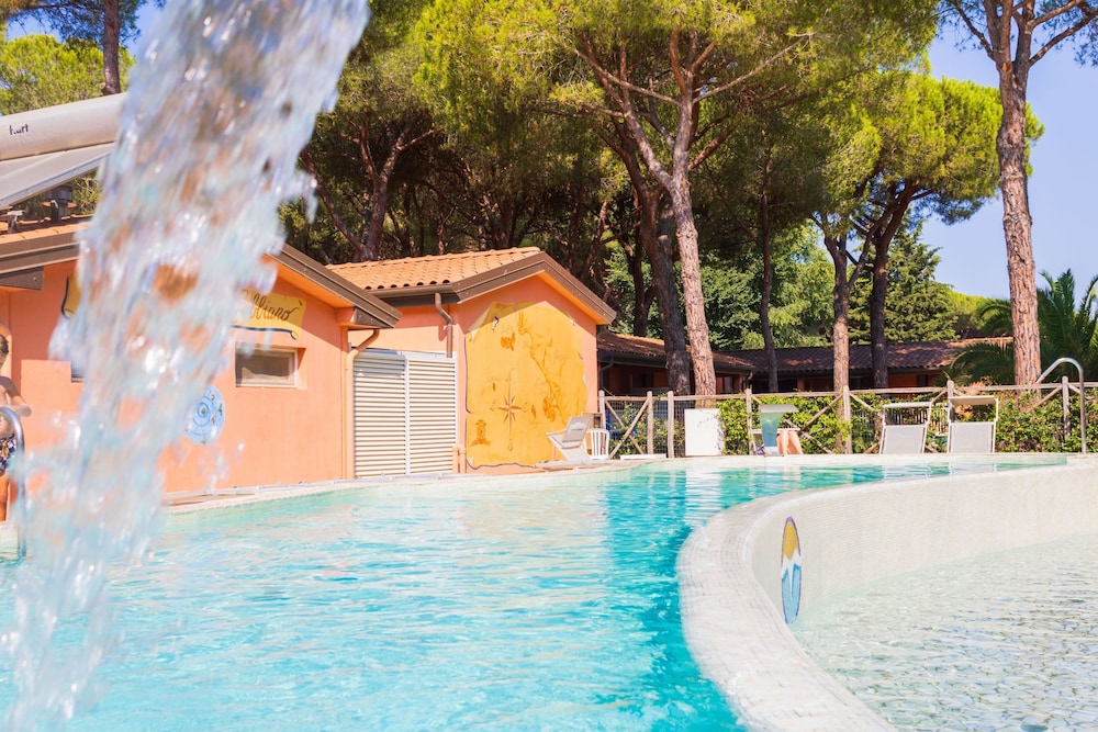 Residence with swimming pool in Albinia just 150 mt from the beach