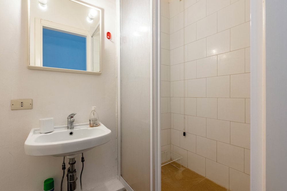 Inviting 2-bed flat near the beach