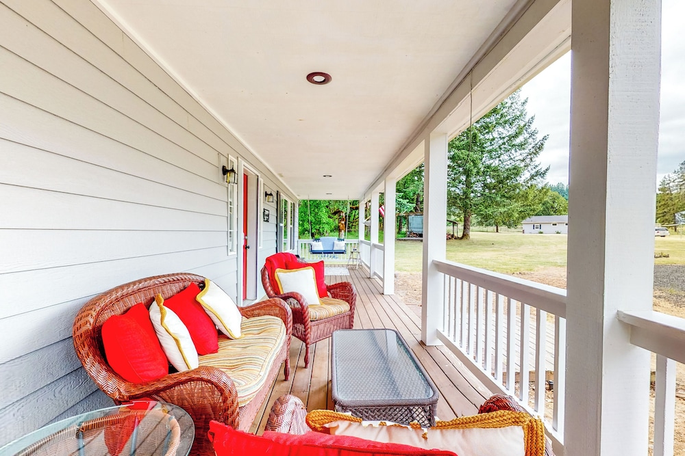 The Homested w/ Covered Deck & Views