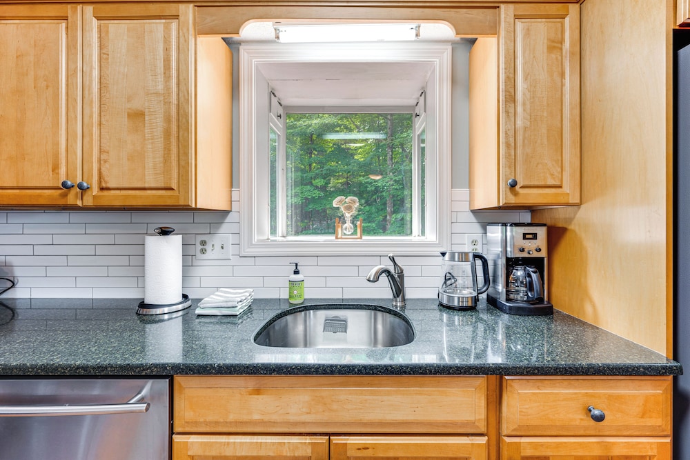Condo w/ Deck & Grill < 5 Miles to Loon Mountain!