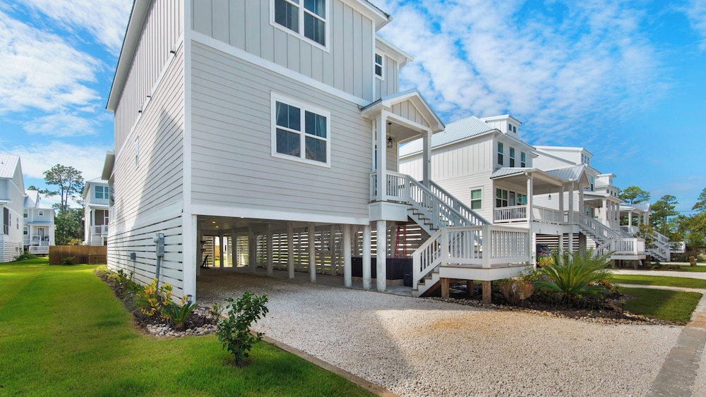 4BR Home With Deck & Grill Fun + Free Attraction Tickets!