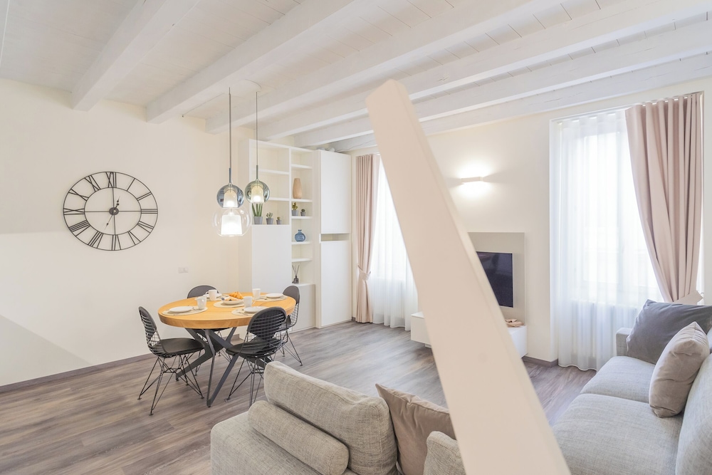 Modern & Stylish Apartment in Como City by Rent all Como