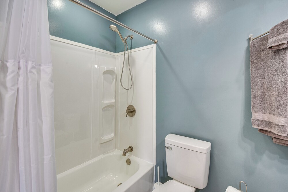 4 Mi to Clemson : Pet-friendly Seneca Cottage