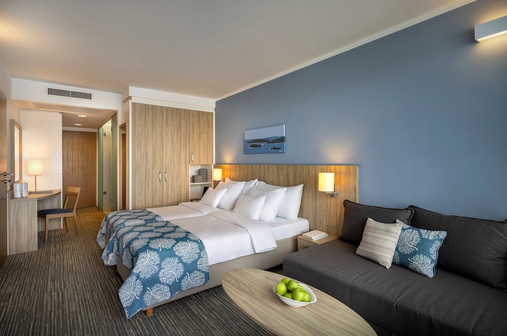 Isabella Island Hotel & Villas