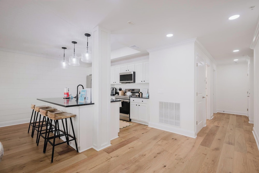 Lowcountry Landing! 3-story Townhouse in Old Town's Promenade