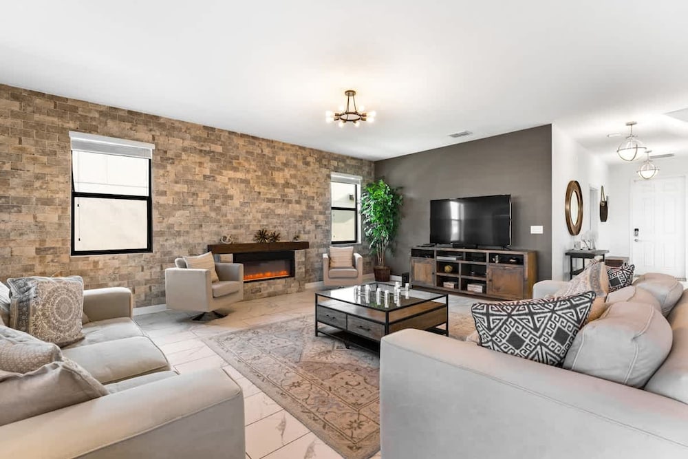 Luxury Decor 6BR at Storey Lake Sleeps 16 Sl2945