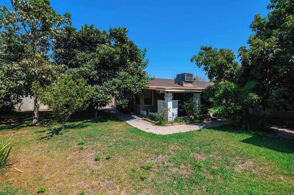 Spacious Retreat w Large Kitchen & Outdoor Patio