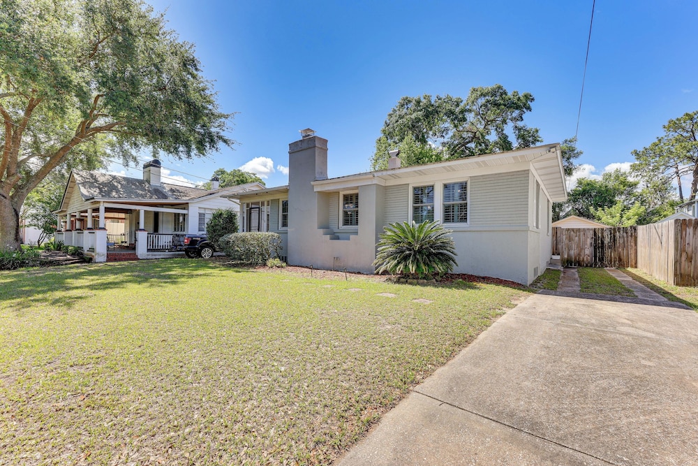 4 Mi to Dtwn Jacksonville: Chic Home w/ Porch!