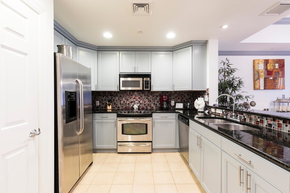 Condo Centre Court Supreme 3 Bedroom Reunion