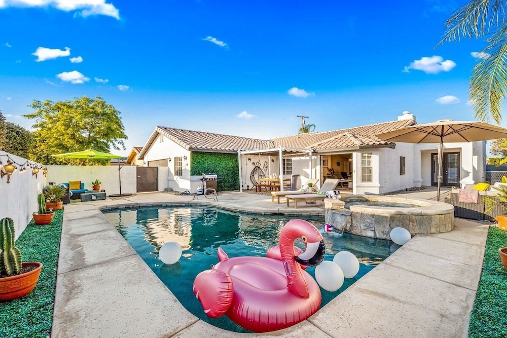 Desert Fun 4BR Retreat with Pool