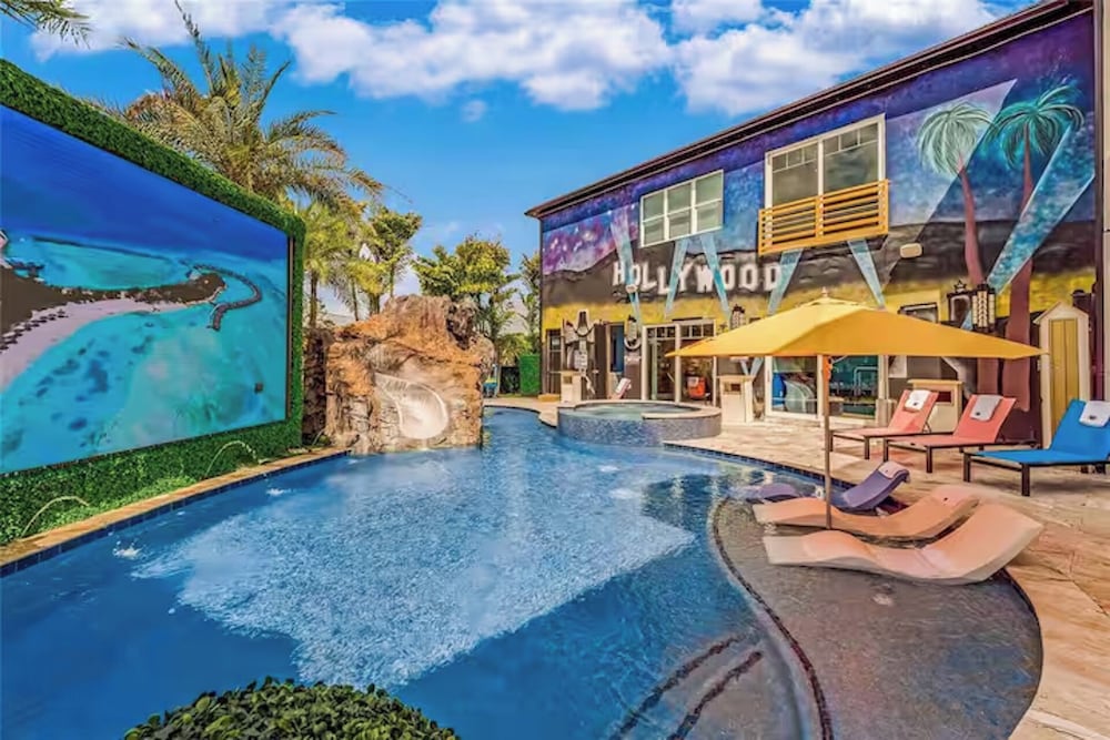 Luxury Mansion w Pool Sleeps 60