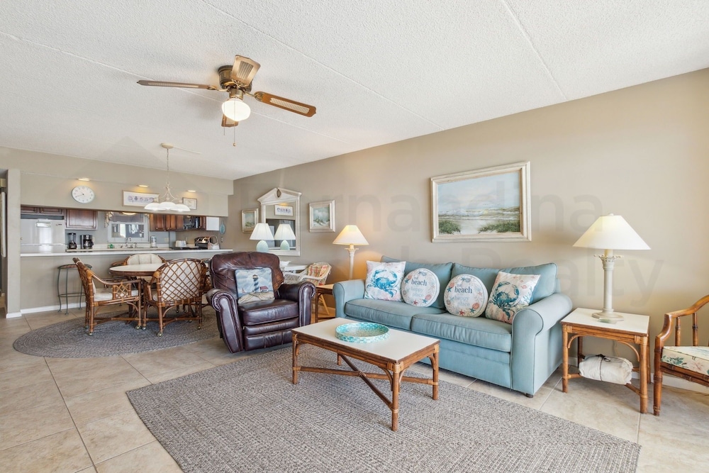 Ocean View Condo, Easy Acces to the Pool and Private Walkway to the Beach by RedAwning