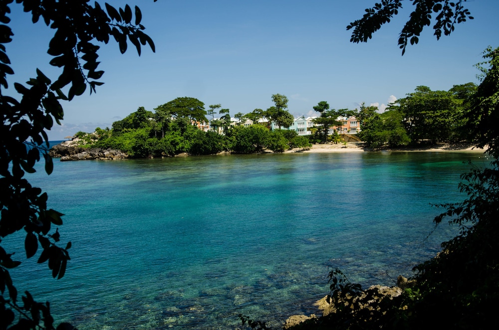 Tropics at Little Bay Country Club