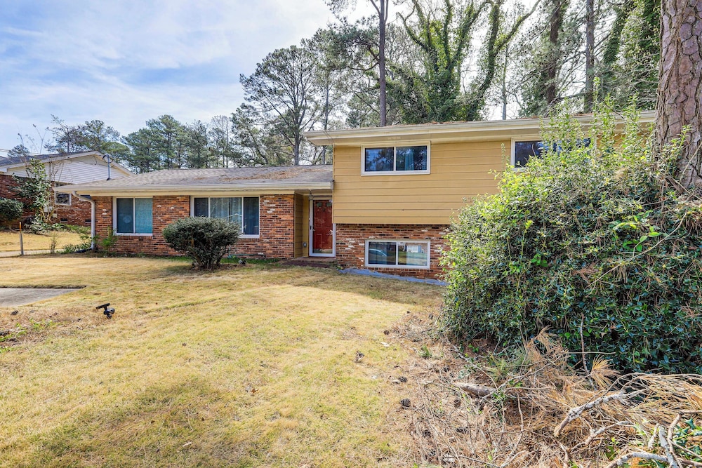 2 Mi to Airport: College Park Home w/ Grill!
