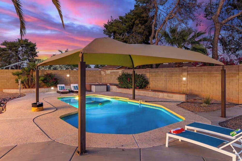 Chandler oasis with pool & hot tub