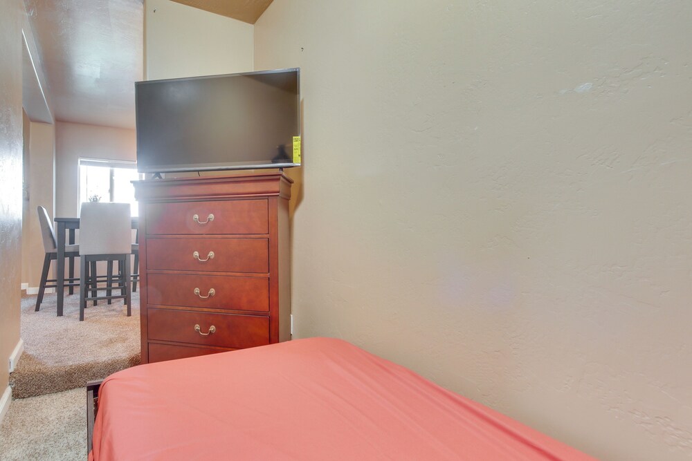 Lake & Mountain Views: Cozy California Stay