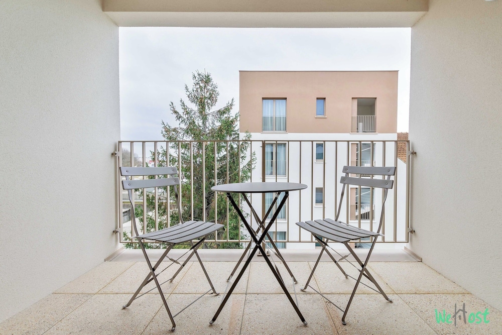 Apartment With Balcony in Paris