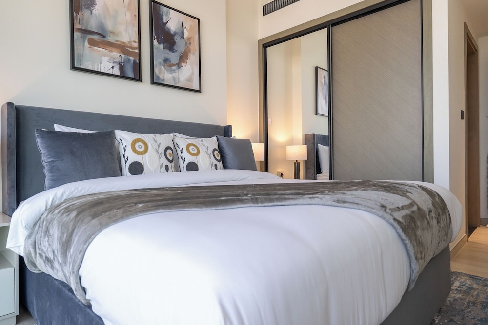 Vogue | Binghatti Corner JVC-7mins Sky Dubai 3 mins Cirle Mall Brand New