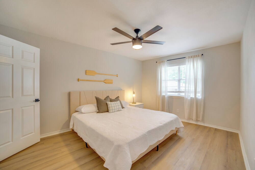 Waterfront Cedar Creek Lake Gem: Near Marina!