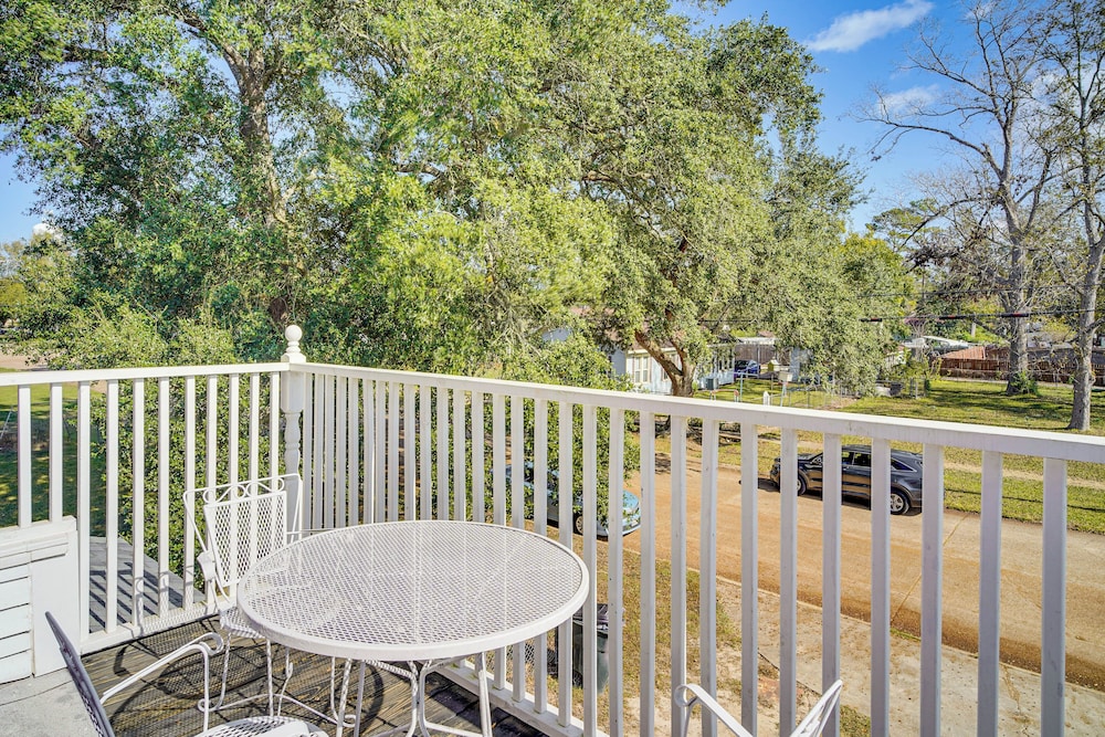 2 Mi to Gator Chateau: Vibrant Home w/ Balcony