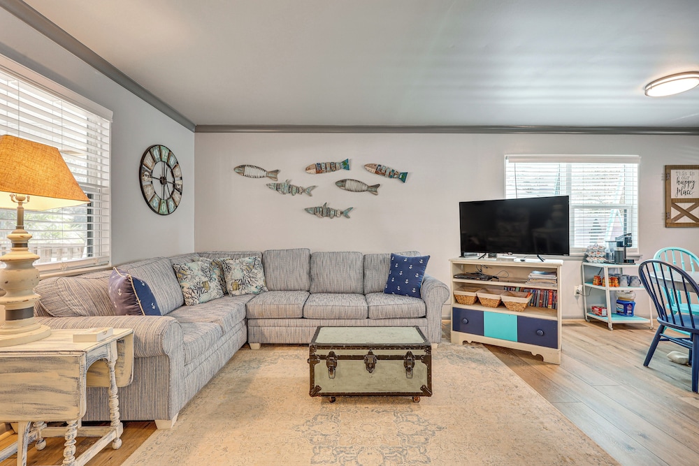 Play & Unwind, Oak Island Home < 2 Mi to Beach!
