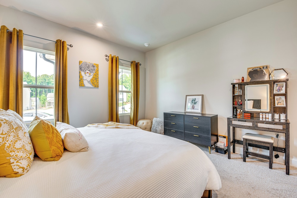 11 Mi to Dtwn: Luxe Atlanta Retreat w/ Deck & Yard