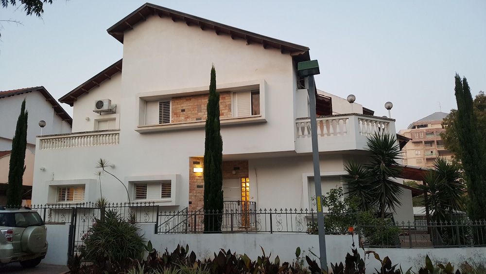 Einav Holiday House