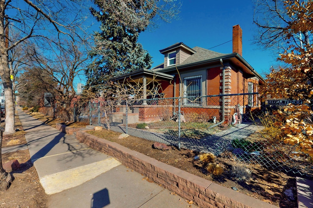 Elati Guesthouse: Walkable Home in Arts District