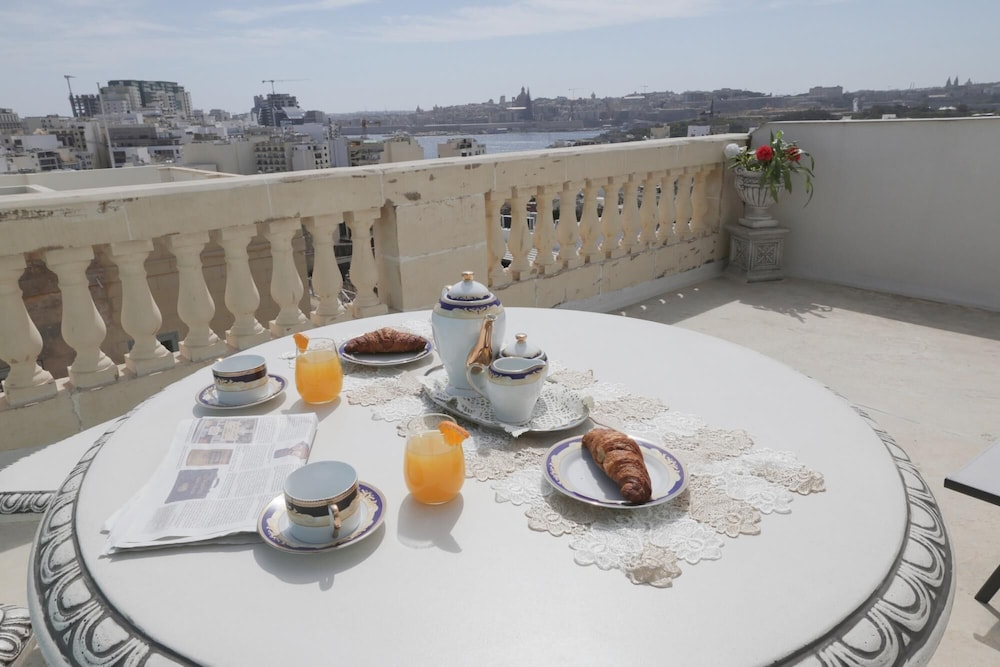 Deluxe Apartment in Di Valentina Guesthouse Apt 4 view 5