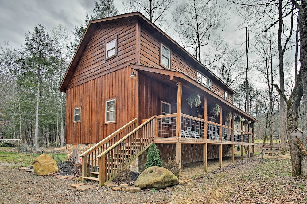 Creekside Cabin w/ Hot Tub in Gatlinburg!