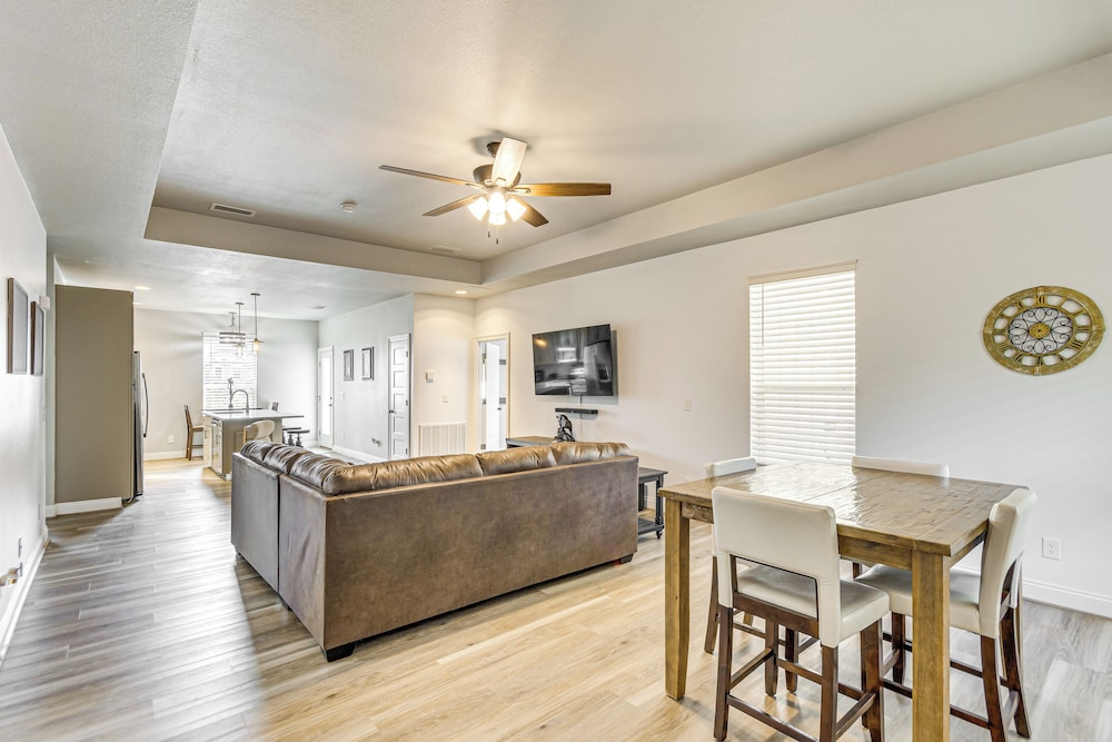 6 Mi to Navarre Beach: Spacious Family Retreat!