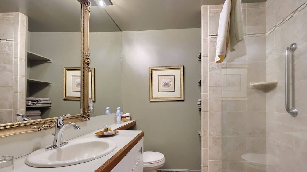 Twin Pine Manor Bed & Breakfast