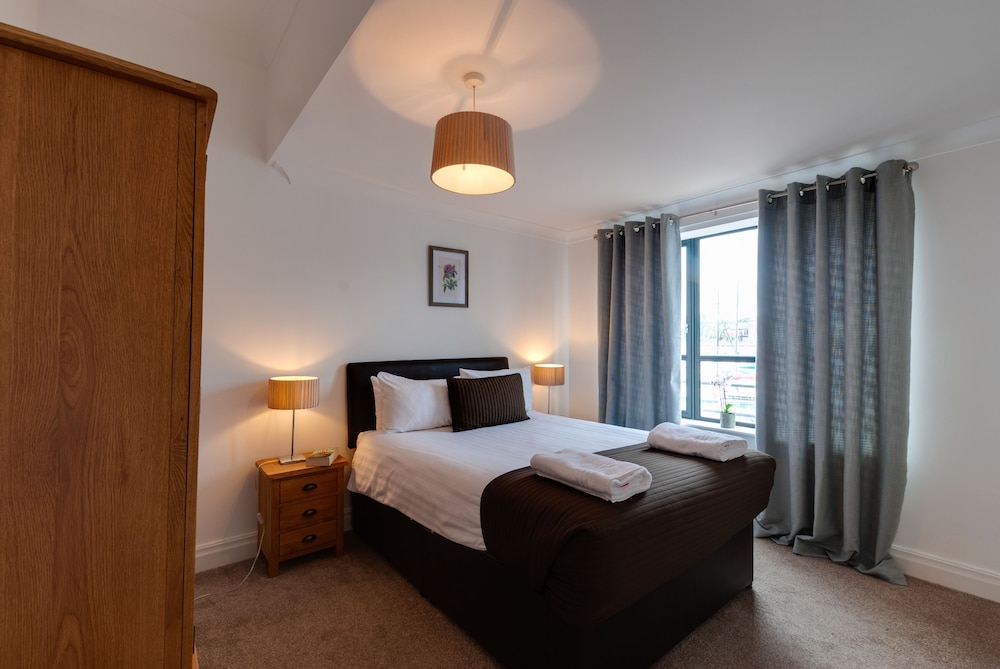 Base Serviced Apartments - The Docks view 4