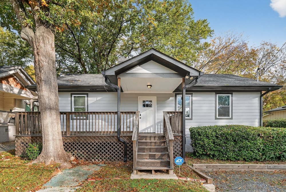 Spacious 4br Mozley Park Home With Fenced Yard 4 Bedroom Home