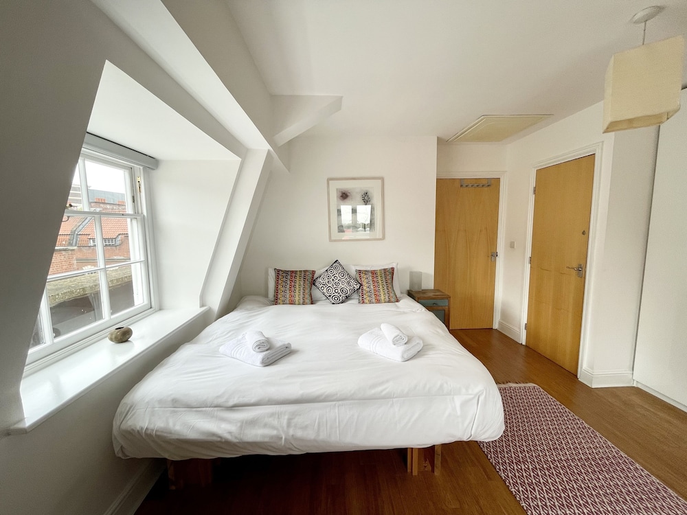 Bright 1 Double bed Apartment Near Cabot Circus view 5