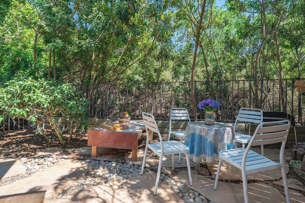 Tranquil Nature Retreat Private Patio & Cozy Charm
