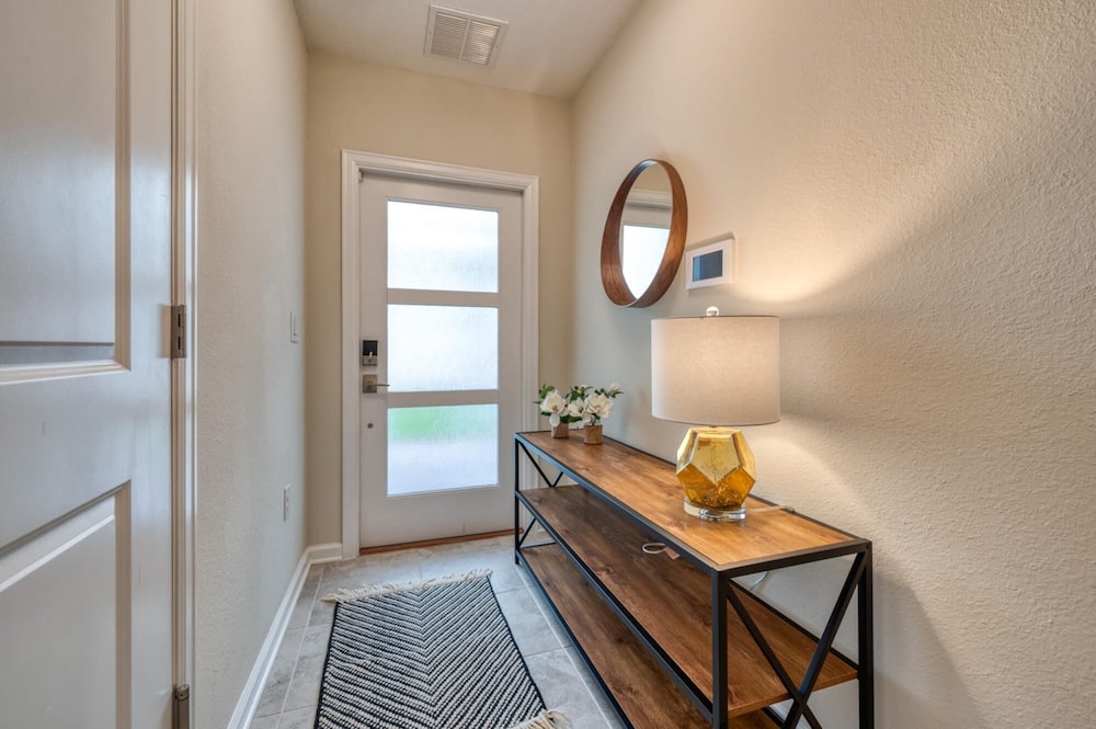 Fantastic Home With Themed Bedroom Near Disney - Image 3