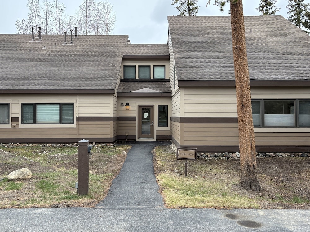 Quicksilver 1609 Premier 2-bedroom, ground floor 2 Condo