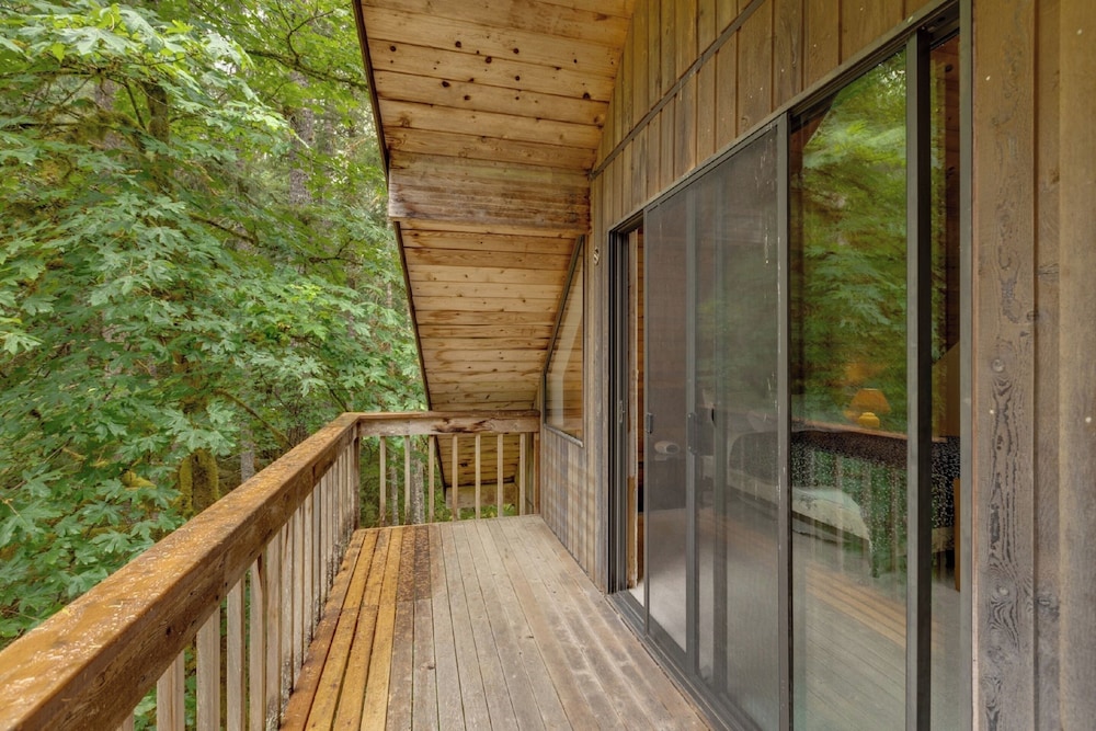 A 3 Story, 3 Bedroom Traditional Rustic Ski and Hiking Chalet