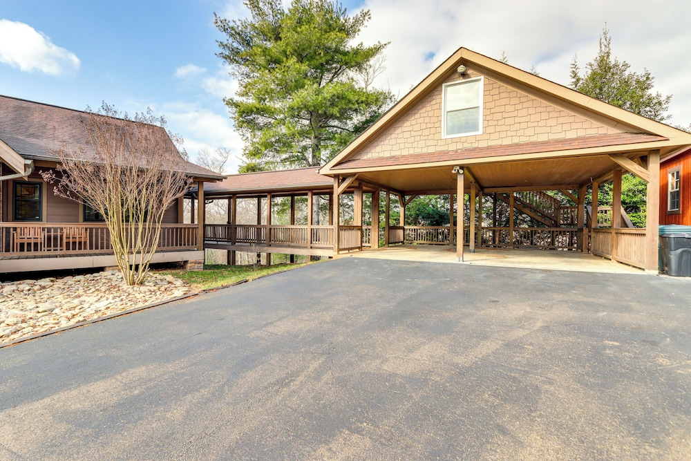 Blue Ridge Orchard Overlook' Cabin w/ Hot Tub