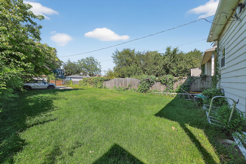 Chicago Getaway With Pool Table & Modern Comfort 3 Bedroom Home
