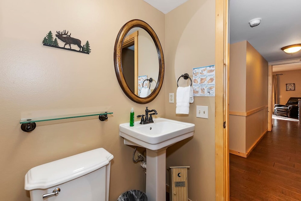 Big 10 Luxury Cabin with HotTub