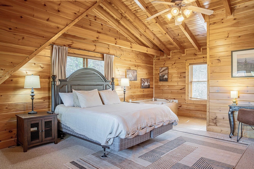 Bear Creek Way by Avantstay Hot Tub, Game Room, Air Hockey, Near Dollywood & Smoky Trails
