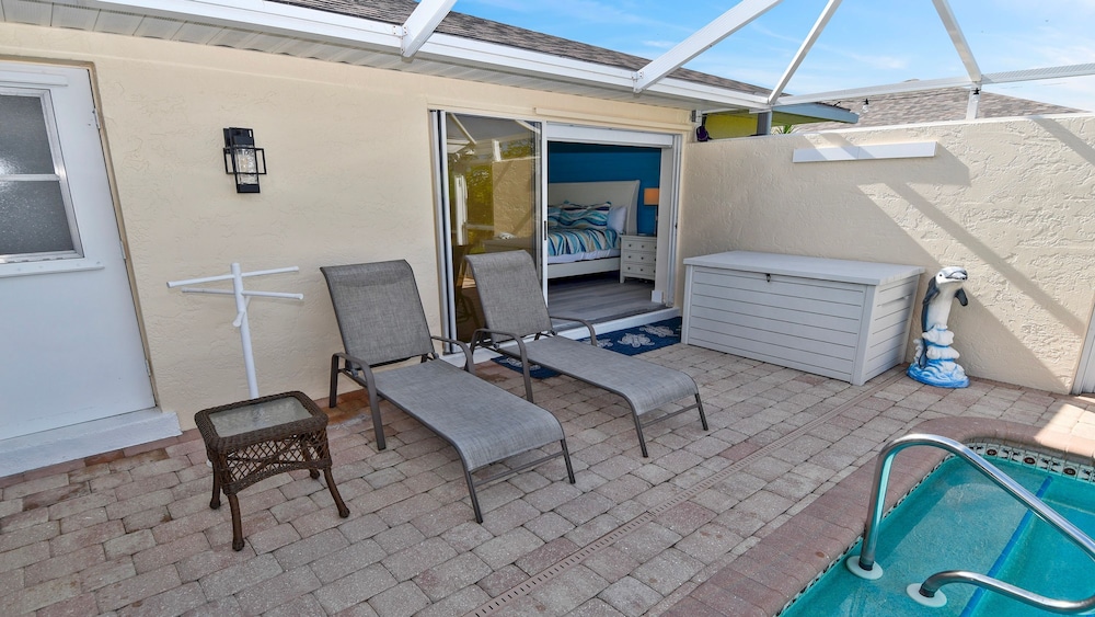 Just Chill Modern Canal Villa w Heated Pool