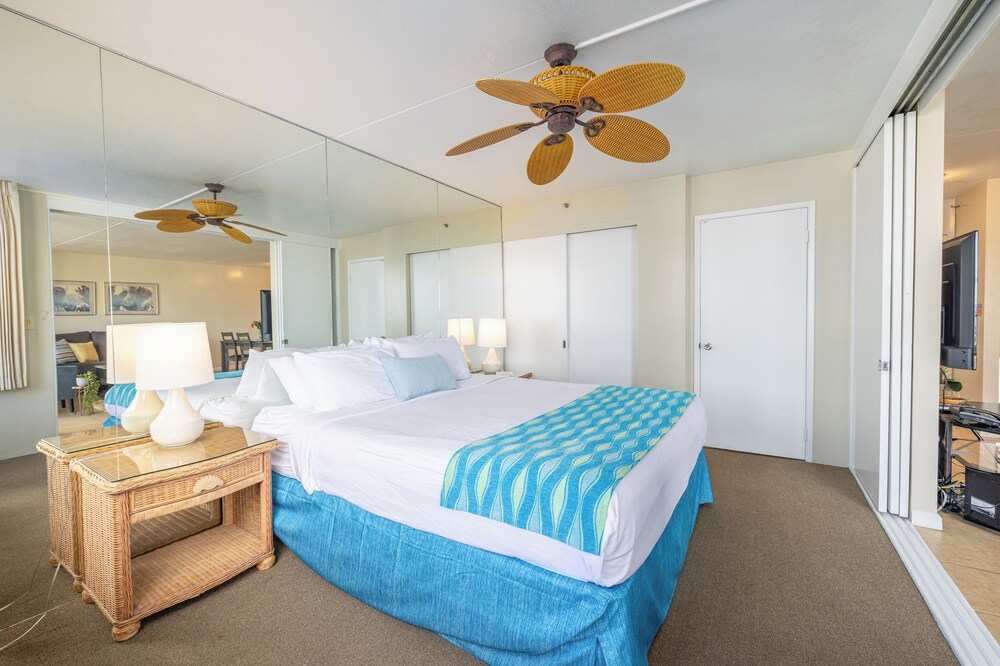High Floor Ocean View Condo (King Bed and Parking): hotel room photo