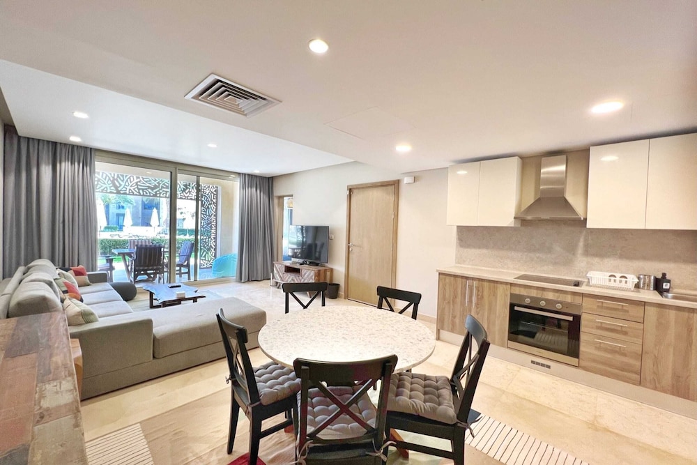 Xuru Stays I Exotic 1bdr w/ Outdoor Terrace Pool & Beach Access